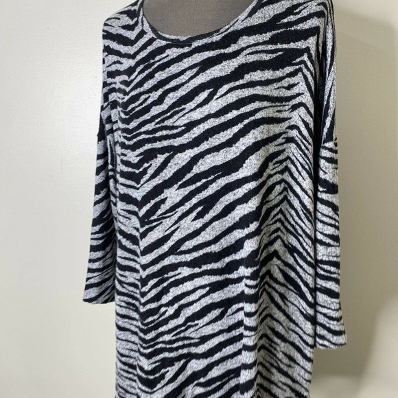 Torrid Super Soft Plush Zebra Drop Shoulder Top Size 2XL - Picture 5 of 8
